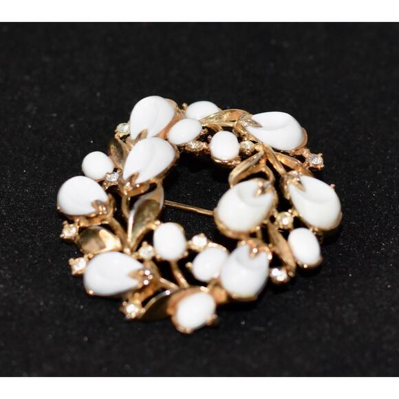 Vintage Crown TRIFARI Gold Tone & White Pebble Beach Lucite Flower Wreath Brooch - Picture 3 of 8